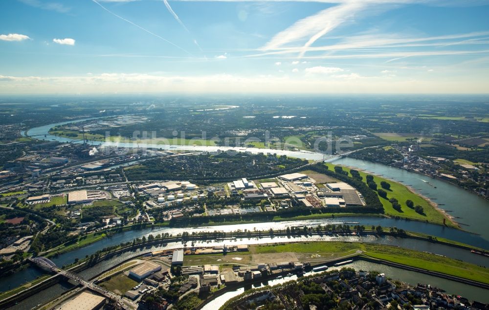 Duisburg aus der Vogelperspektive: Gewerbegebiet Kasseler Feld am Ufer des Rhein in Duisburg im Bundesland Nordrhein-Westfalen