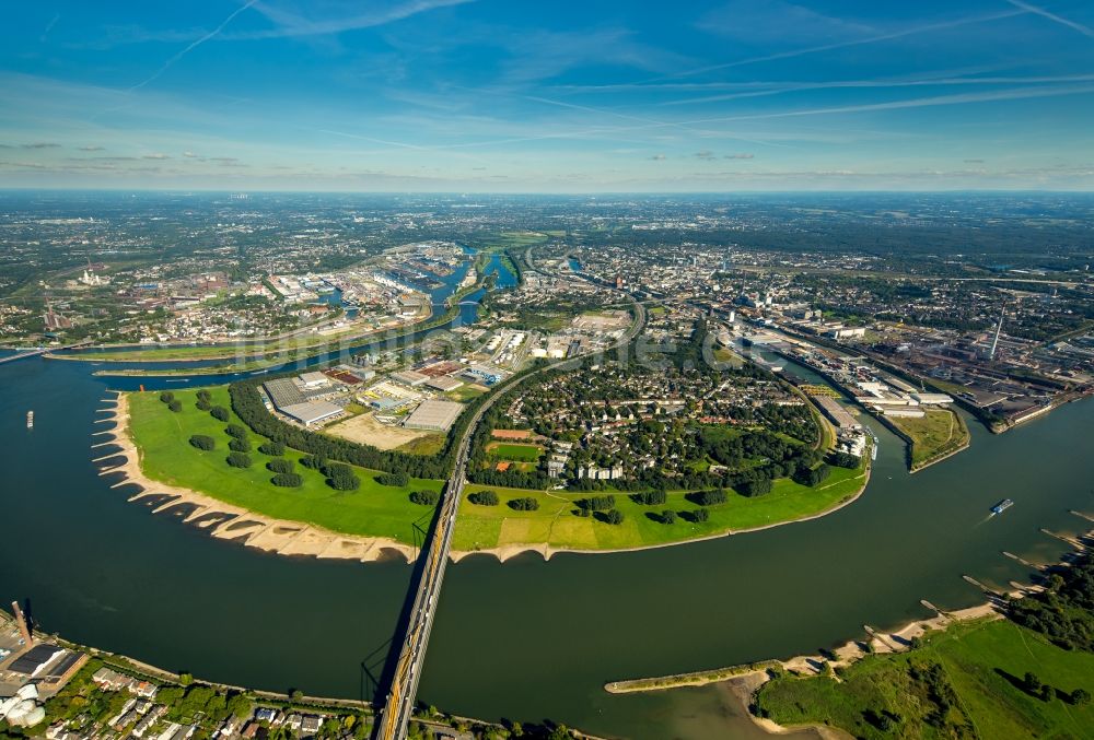 Duisburg von oben - Gewerbegebiet Kasseler Feld am Ufer des Rhein in Duisburg im Bundesland Nordrhein-Westfalen