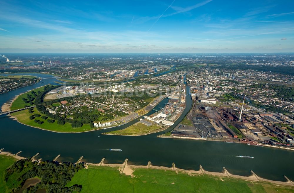 Duisburg von oben - Gewerbegebiet Kasseler Feld am Ufer des Rhein in Duisburg im Bundesland Nordrhein-Westfalen