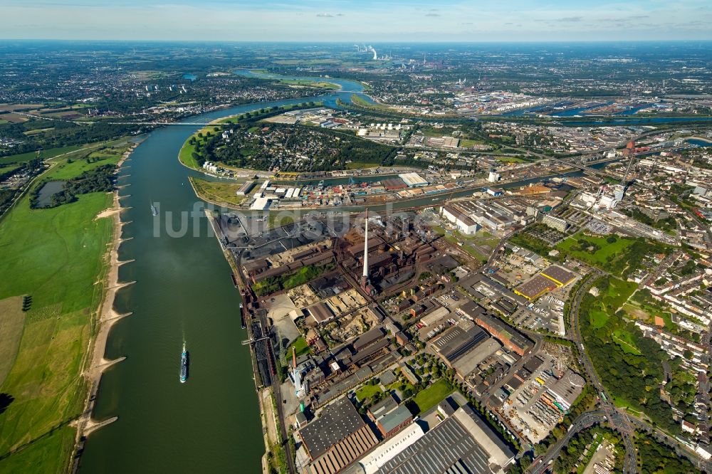 Duisburg von oben - Gewerbegebiet Kasseler Feld am Ufer des Rhein in Duisburg im Bundesland Nordrhein-Westfalen