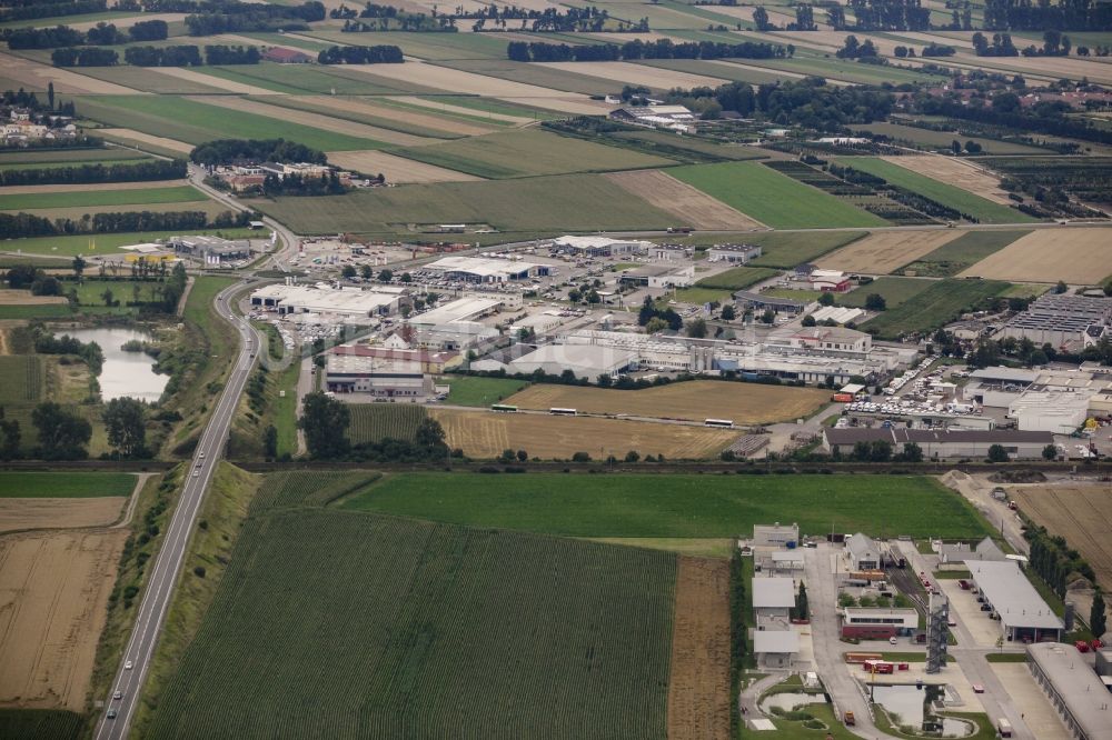 Tulln an der Donau aus der Vogelperspektive: Gewerbegebiet Königstetter Straße in Tulln an der Donau in Niederösterreich, Österreich