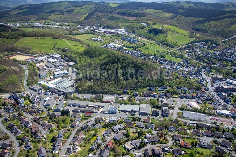 Netphen aus der Vogelperspektive: Gewerbegebiet an der Kreuztaler Straße im Ortsteil Dreis-Tiefenbach in Netphen im Bundesland Nordrhein-Westfalen, Deutschland