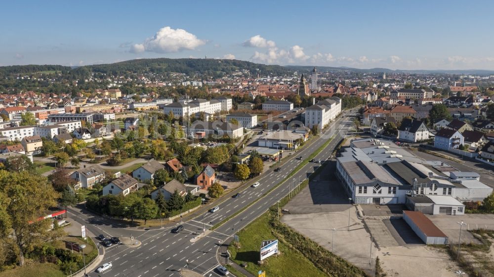 Amberg aus der Vogelperspektive: Gewerbegebiet an der Kreuzung der Bundesstraße 85 (Nürnberger Straße) mit Infanteriestraße und Hockermühlstraße im Ortsteil Speckmannshof in Amberg im Bundesland Bayern