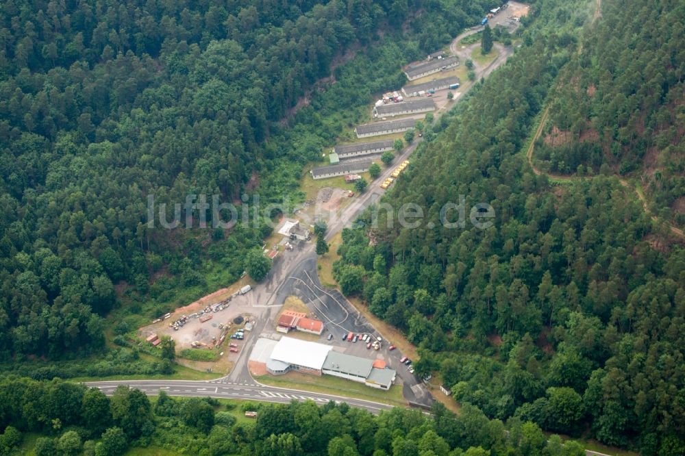 Dahn aus der Vogelperspektive: Gewerbegebiet Neudahn 2 in den alten Amibaracken in Dahn im Bundesland Rheinland-Pfalz