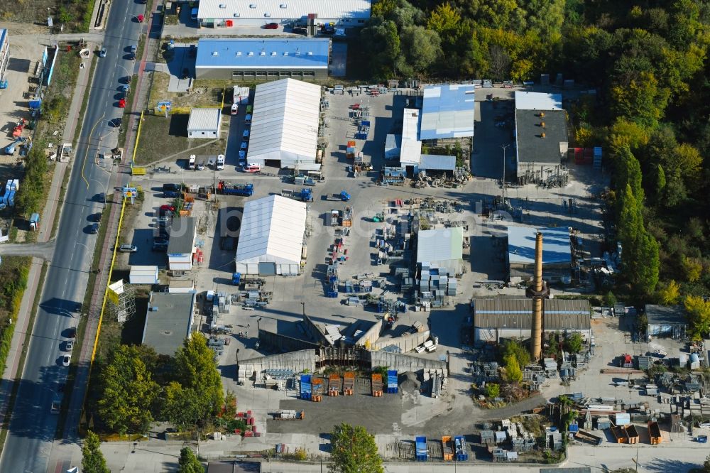 Luftaufnahme Berlin - Gewerbegebiet der Neumann Gerüstbau GmbH an der Bitterfelder Straßeaße im Ortsteil Marzahn in Berlin, Deutschland