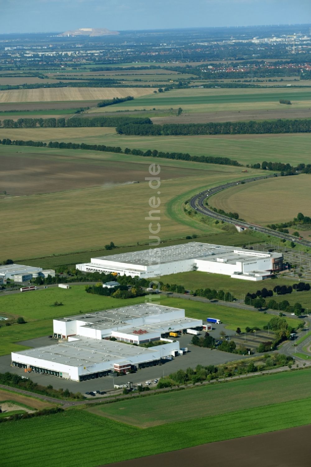 Luftaufnahme Sülzetal - Gewerbegebiet an der B81 im Ortsteil Langenweddingen in Sülzetal im Bundesland Sachsen-Anhalt, Deutschland