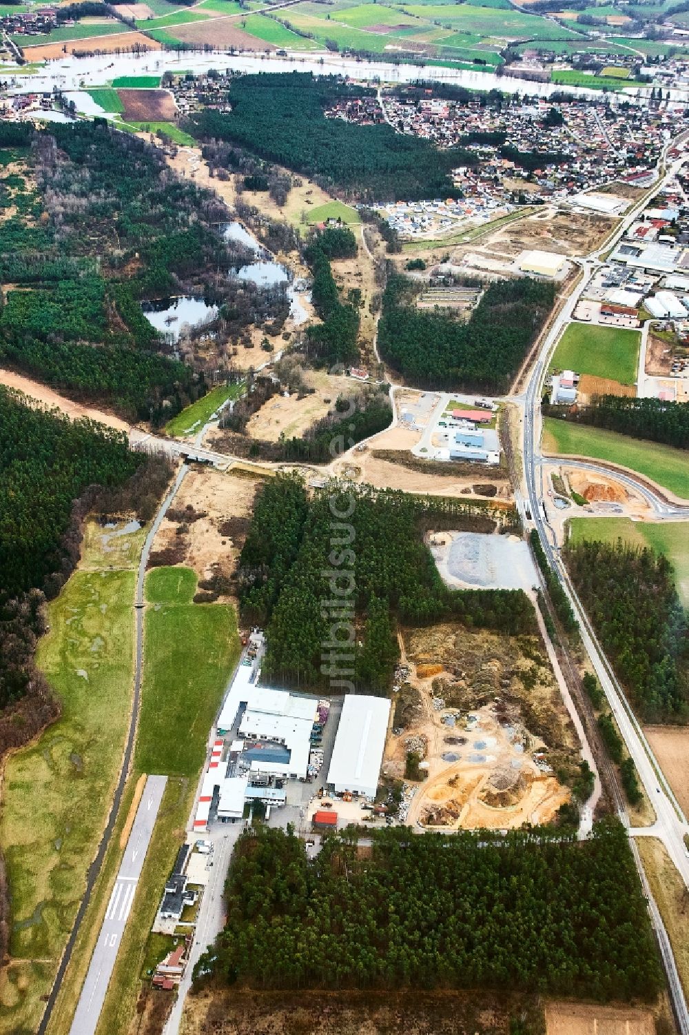 Nittenau von oben - Gewerbegebiet im Ortsteil Sulzmühl in Nittenau im Bundesland Bayern, Deutschland