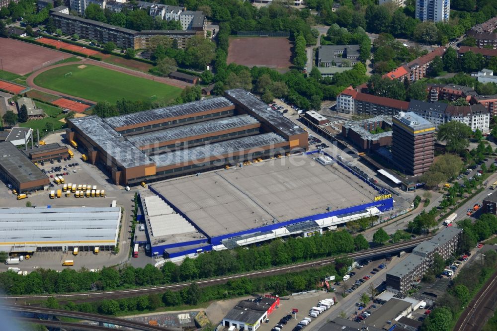 Hamburg aus der Vogelperspektive: Gewerbegebiet Plöner Streaße / Stresemannstraße mit Einkaufszentrum der Metro Group und Logistikzentrum der DHL Deutsche Post in Hamburg