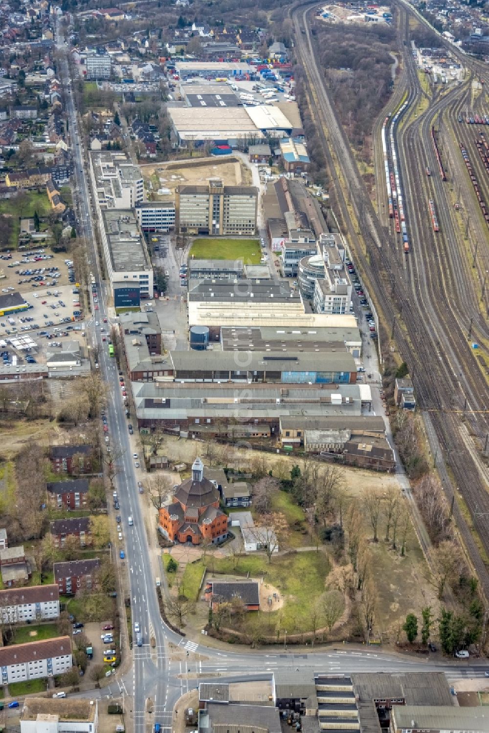 Oberhausen von oben - Gewerbegebiet des Quartier231 mit dem Entwicklungsgebiet der Industriebrache entlang der Duisburger Straße in Oberhausen im Bundesland Nordrhein-Westfalen, Deutschland