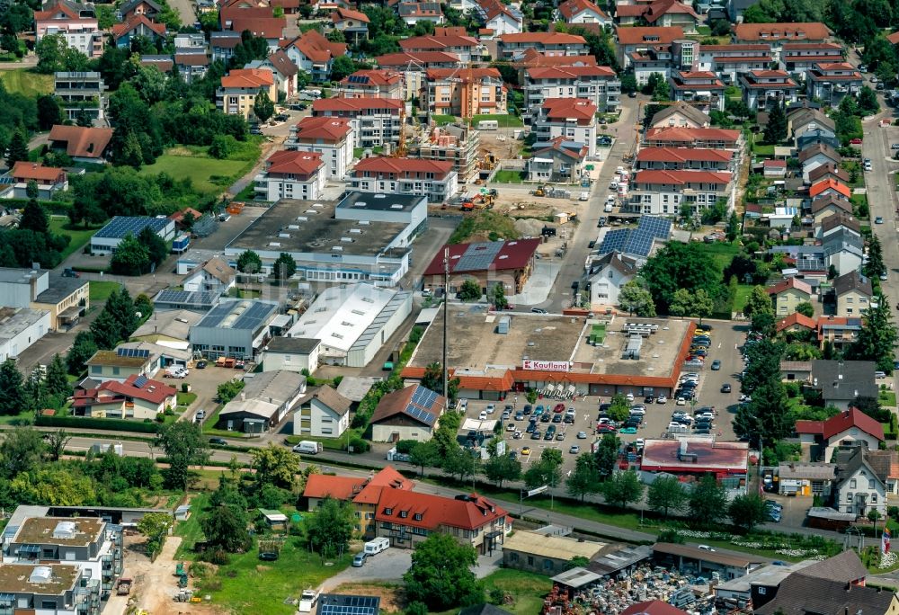 Ettenheim aus der Vogelperspektive: Gewerbegebiet Radackern mit Kaufland in Ettenheim im Bundesland Baden-Württemberg, Deutschland