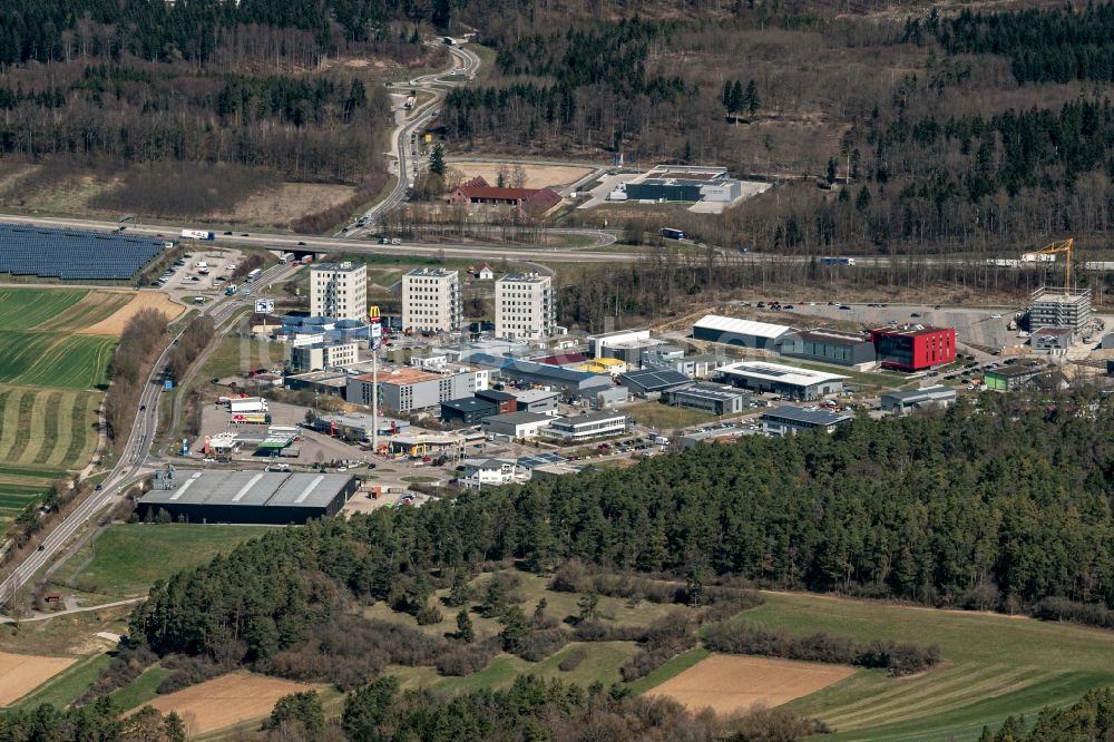 Heimsheim aus der Vogelperspektive: Gewerbegebiet und Rastanlage an der BAB A8 in Heimsheim im Bundesland Baden-Württemberg, Deutschland