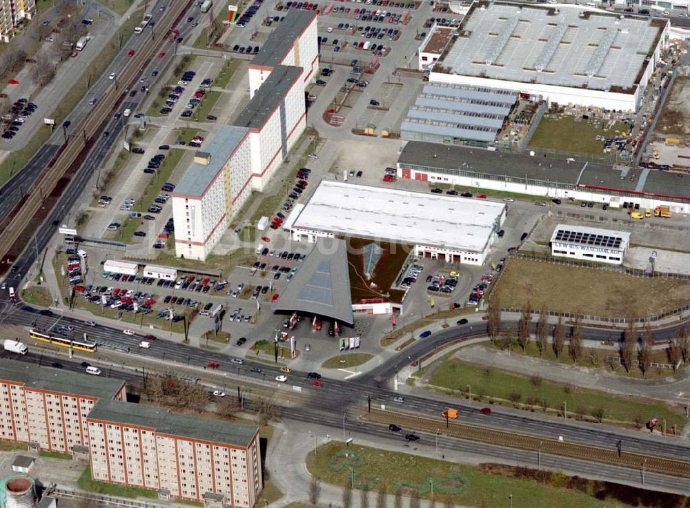 Berlin / Marzahn aus der Vogelperspektive: Gewerbegebiet an der Rhinstrasse mit einem TOYOTA-Autohaus in Berlin-Marzahn.