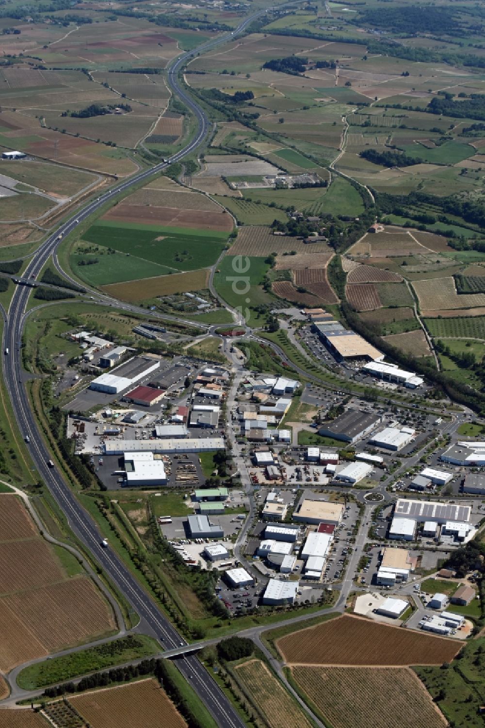 Luftbild Clermont-l'Hérault - Gewerbegebiet an der Rue du Servent in Clermont-l'Hérault in Languedoc-Roussillon Midi-Pyrenees, Frankreich