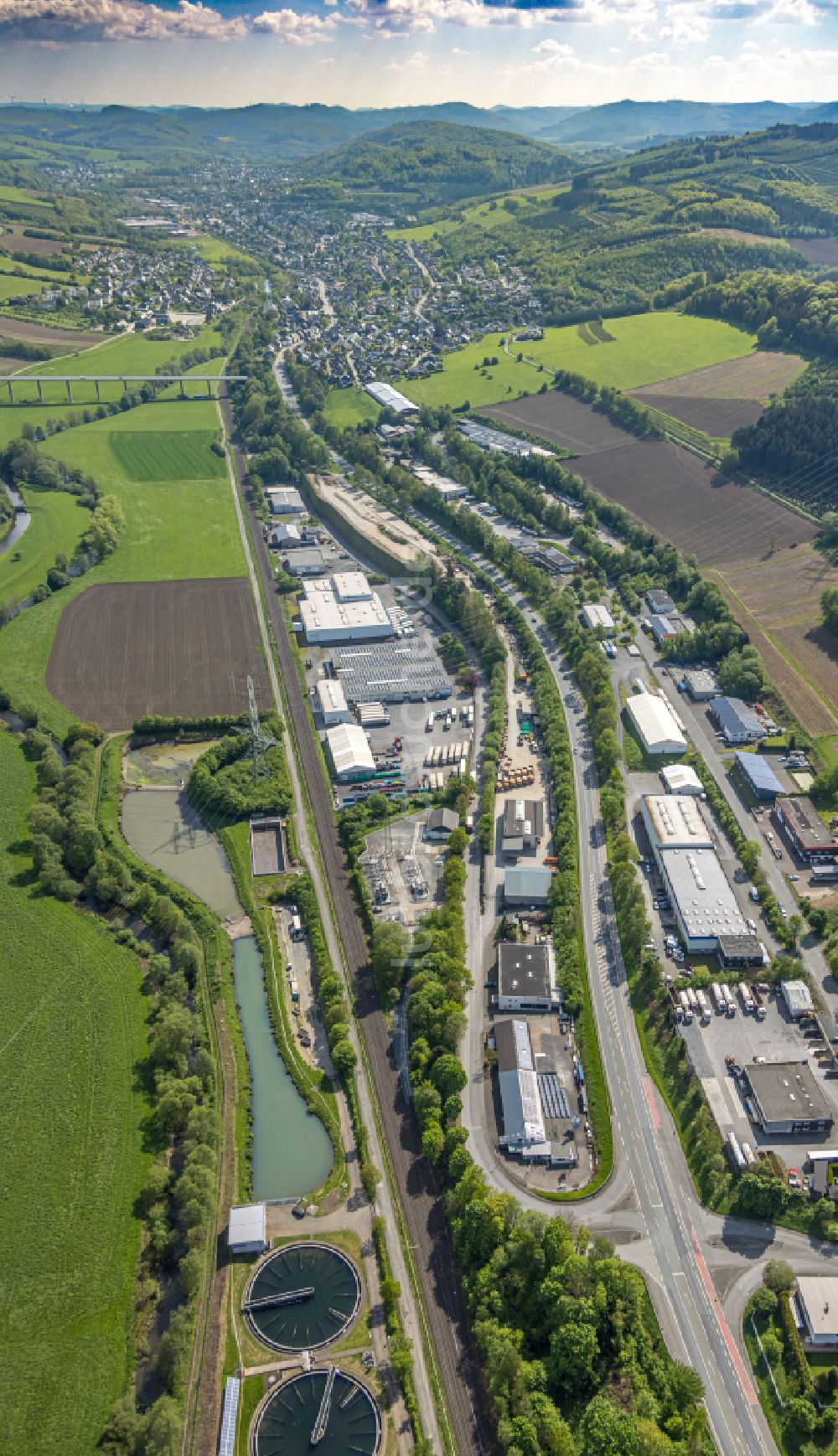 Luftbild Bestwig - Gewerbegebiet mit einer Sandflache entlang der L743 in Bestwig im Bundesland Nordrhein-Westfalen, Deutschland