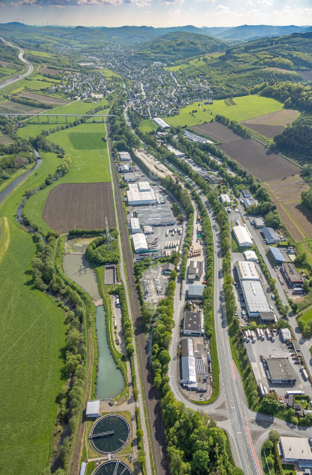 Luftaufnahme Bestwig - Gewerbegebiet mit einer Sandflache entlang der L743 in Bestwig im Bundesland Nordrhein-Westfalen, Deutschland