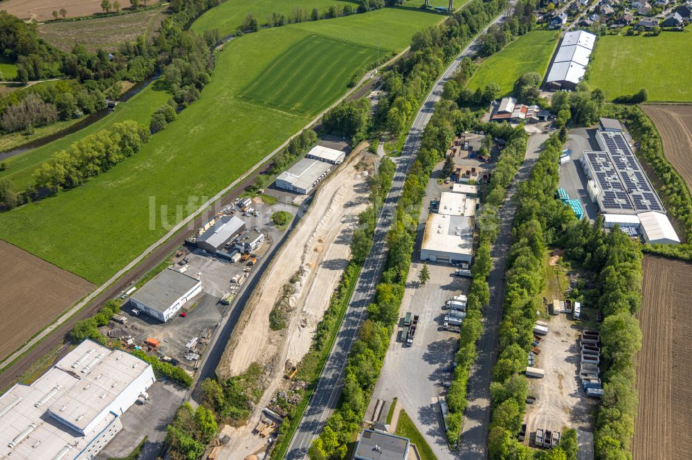 Bestwig aus der Vogelperspektive: Gewerbegebiet mit einer Sandflache entlang der L743 in Bestwig im Bundesland Nordrhein-Westfalen, Deutschland