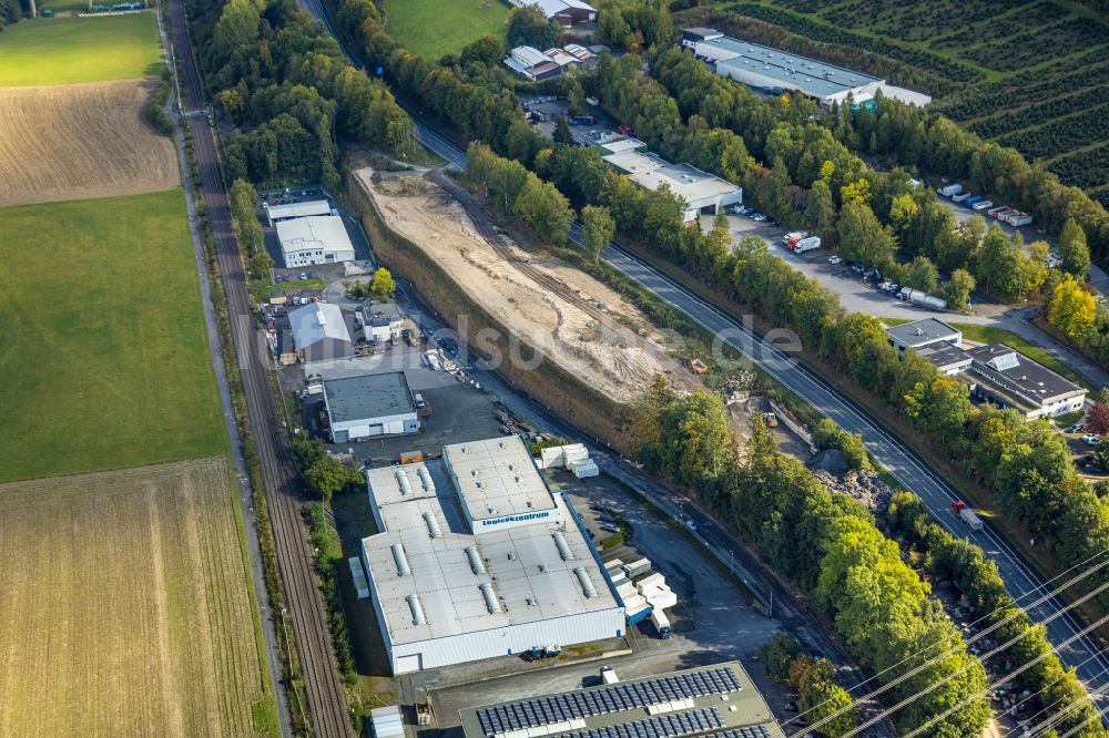 Luftbild Bestwig - Gewerbegebiet mit einer Sandfläche entlang der L743 in Bestwig im Bundesland Nordrhein-Westfalen, Deutschland