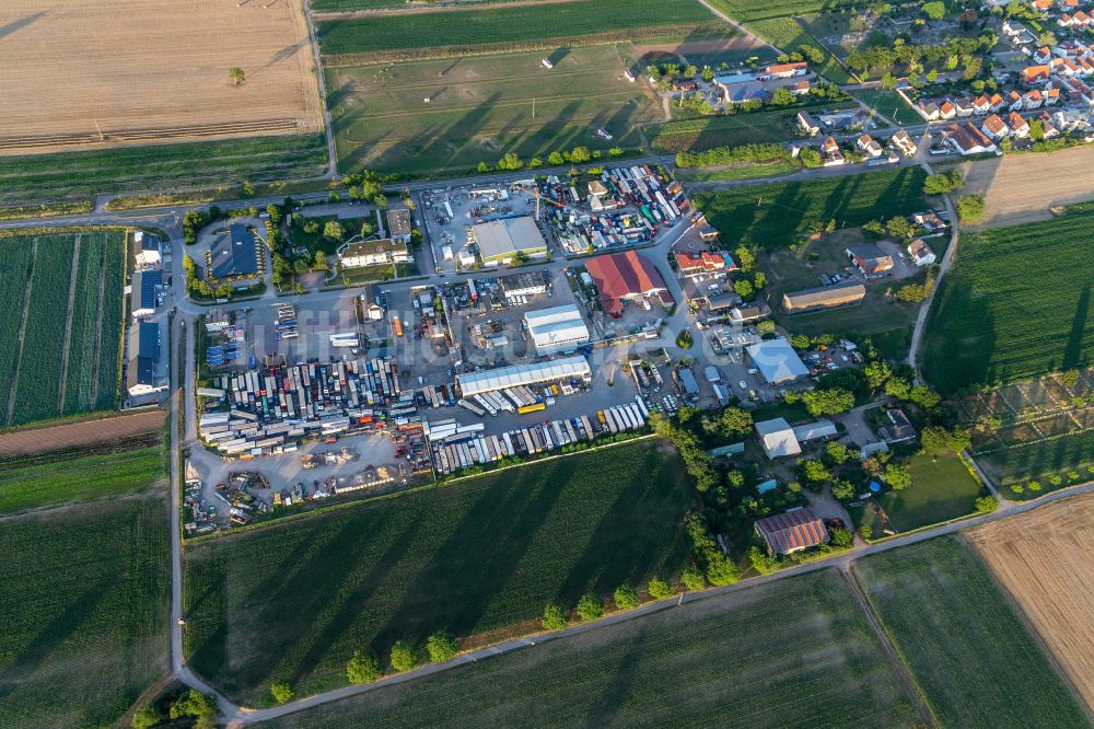 Lingenfeld aus der Vogelperspektive: Gewerbegebiet mit SBN GbR Natursteine und Transporte, Kail Logistik GmbH in Lingenfeld im Bundesland Rheinland-Pfalz, Deutschland