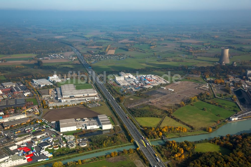 Hamm von oben - Gewerbegebiet Schmehausen am Kohlekraftwerk Westfalen der RWE Power im Stadtteil Uentrop und Streckenverlauf der Bundesautobahn A2 in Hamm im Bundesland Nordrhein-Westfalen