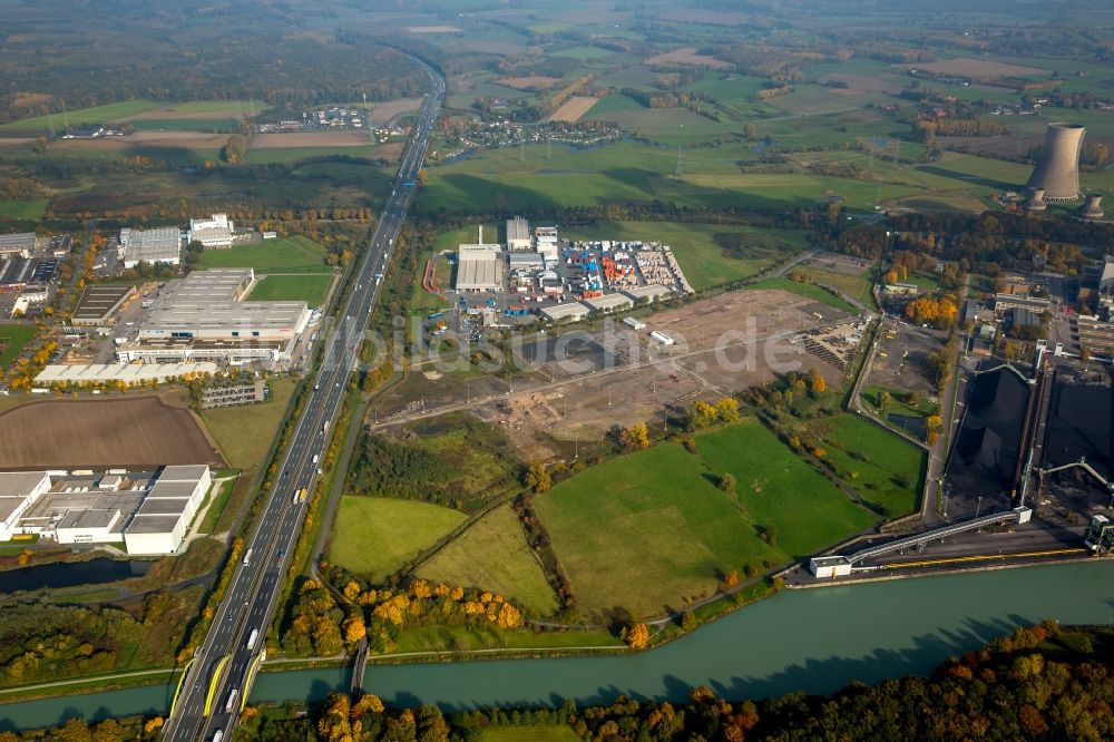 Hamm aus der Vogelperspektive: Gewerbegebiet Schmehausen am Kohlekraftwerk Westfalen der RWE Power im Stadtteil Uentrop und Streckenverlauf der Bundesautobahn A2 in Hamm im Bundesland Nordrhein-Westfalen