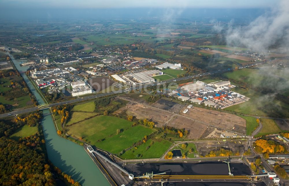 Hamm von oben - Gewerbegebiet Schmehausen am Kohlekraftwerk Westfalen der RWE Power im Stadtteil Uentrop und Streckenverlauf der Bundesautobahn A2 in Hamm im Bundesland Nordrhein-Westfalen