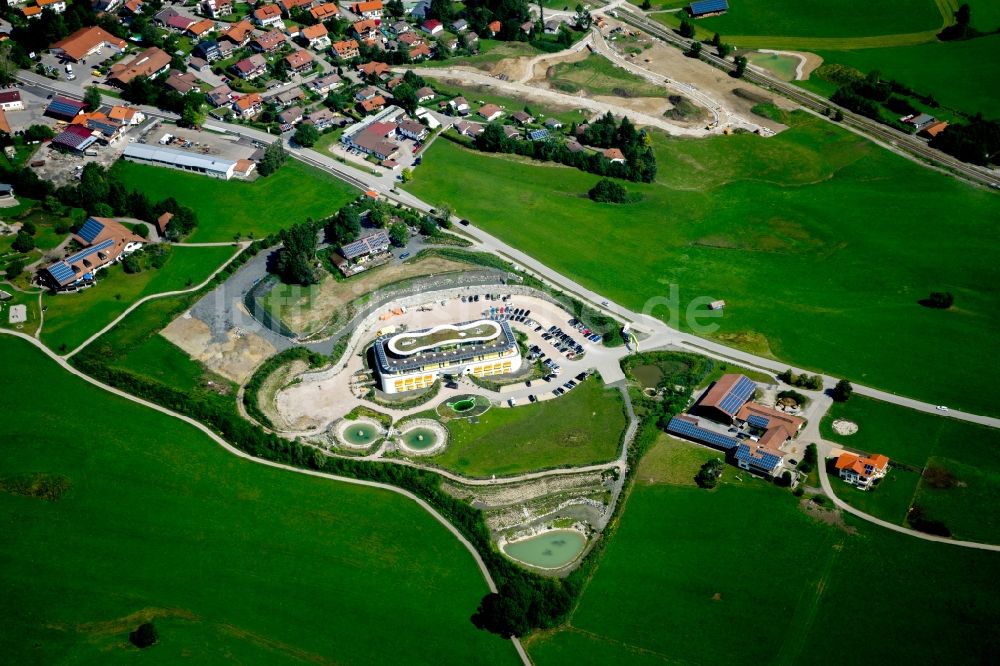 Oy-Mittelberg aus der Vogelperspektive: Gewerbegebiet und Sitz der Firma Vielharmonie GmbH am Naturparadies im Ortsteil Oy in Oy-Mittelberg im Bundesland Bayern