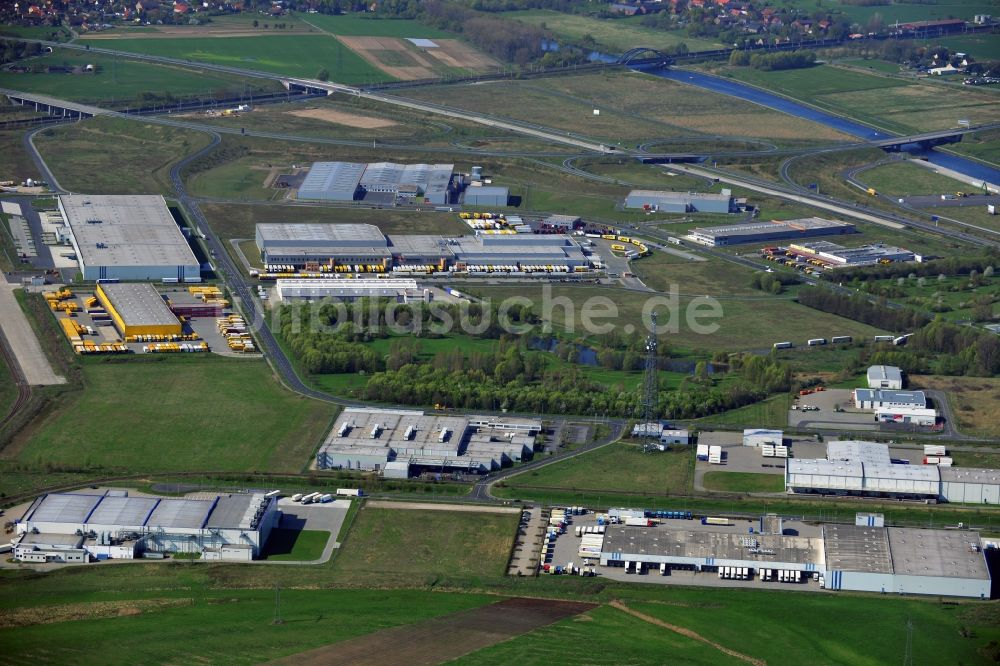 Wustermark aus der Vogelperspektive: Gewerbegebiet mit dem Speditions- und Logistikzentrum des DHL Hub Verteilerzentrum am Bremer Ring in Wustermark im Bundesland Brandenburg