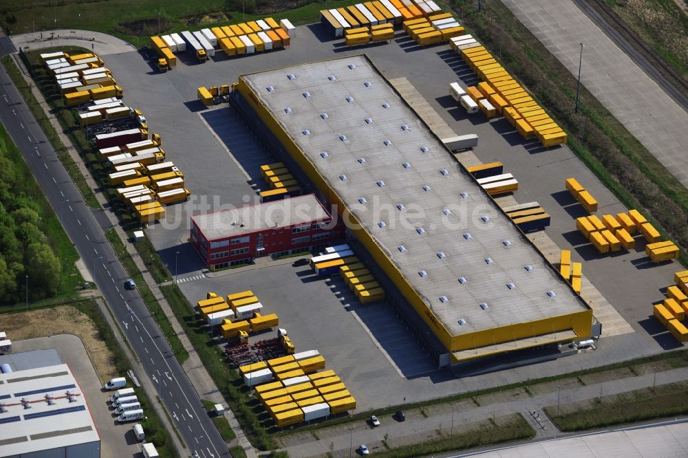 Luftaufnahme Wustermark - Gewerbegebiet mit dem Speditions- und Logistikzentrum des DHL Hub Verteilerzentrum am Bremer Ring in Wustermark im Bundesland Brandenburg