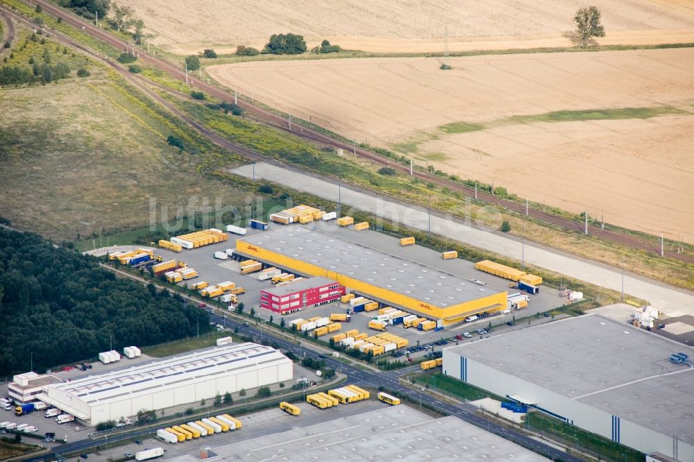 Wustermark von oben - Gewerbegebiet mit dem Speditions- und Logistikzentrum des DHL Hub Verteilerzentrum am Bremer Ring in Wustermark im Bundesland Brandenburg