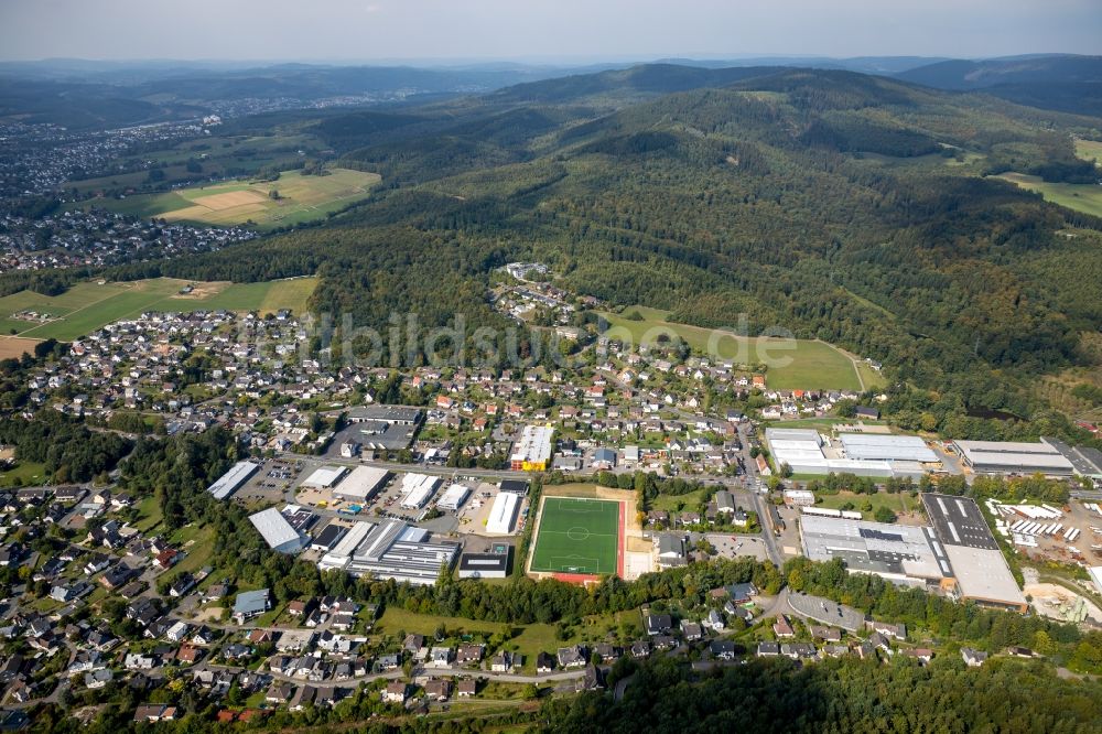 Kreuztal von oben - Gewerbegebiet und Sportplatz an der Auwiese - Marburger Straße in Kreuztal im Bundesland Nordrhein-Westfalen, Deutschland