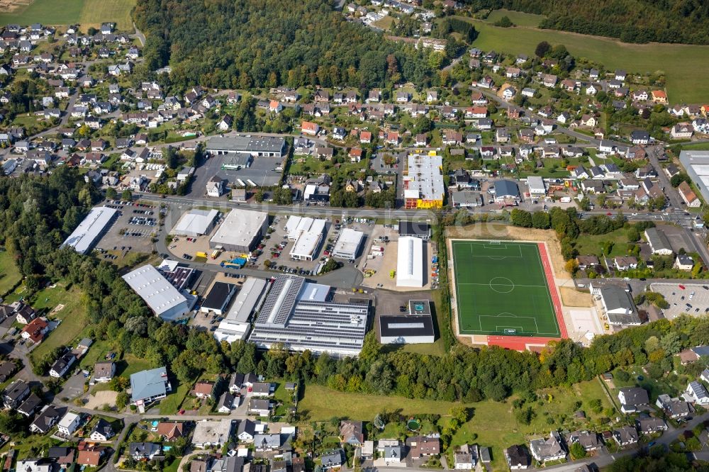 Luftbild Kreuztal - Gewerbegebiet und Sportplatz an der Auwiese - Marburger Straße in Kreuztal im Bundesland Nordrhein-Westfalen, Deutschland