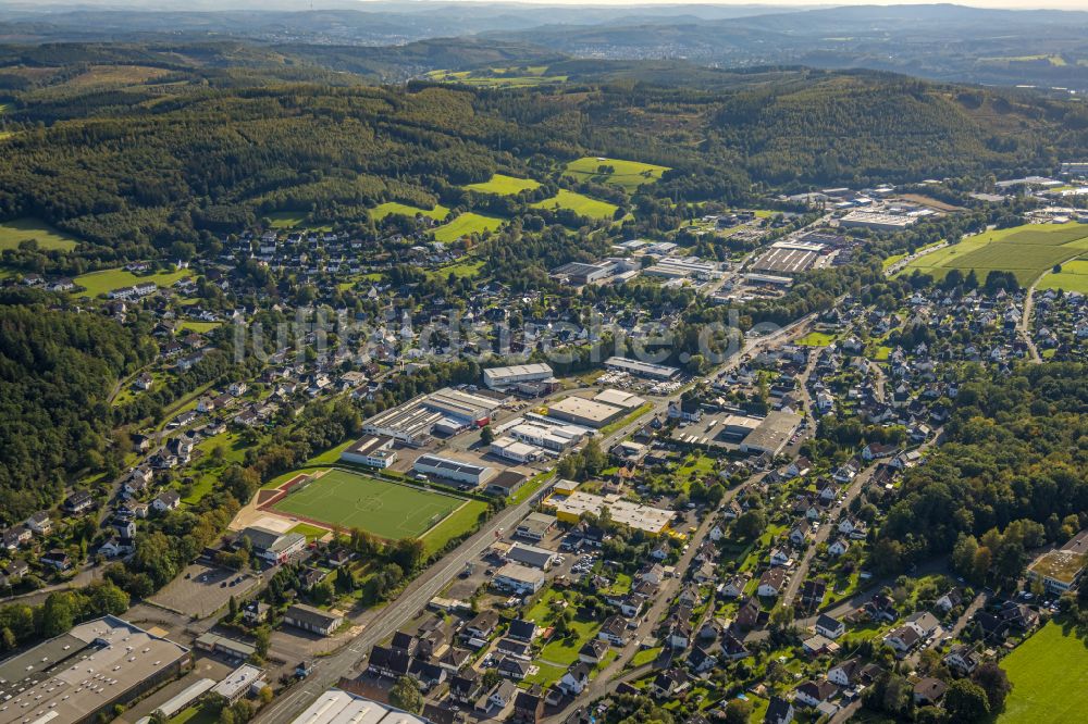 Kreuztal von oben - Gewerbegebiet und Sportplatz an der Auwiese - Marburger Straße in Kreuztal im Bundesland Nordrhein-Westfalen, Deutschland