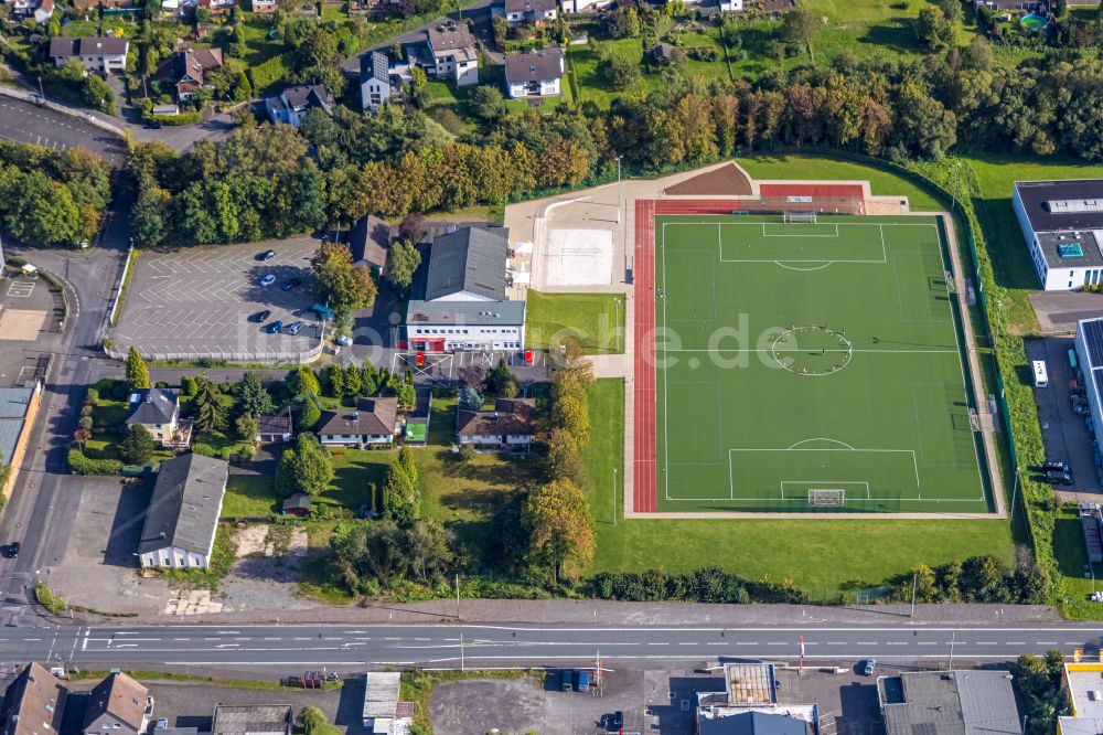 Luftbild Kreuztal - Gewerbegebiet und Sportplatz an der Auwiese - Marburger Straße in Kreuztal im Bundesland Nordrhein-Westfalen, Deutschland