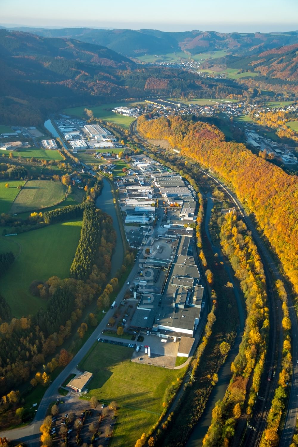 Luftbild Finnentrop - Gewerbegebiet am Ufer der Lenne in Finnentrop im Bundesland Nordrhein-Westfalen