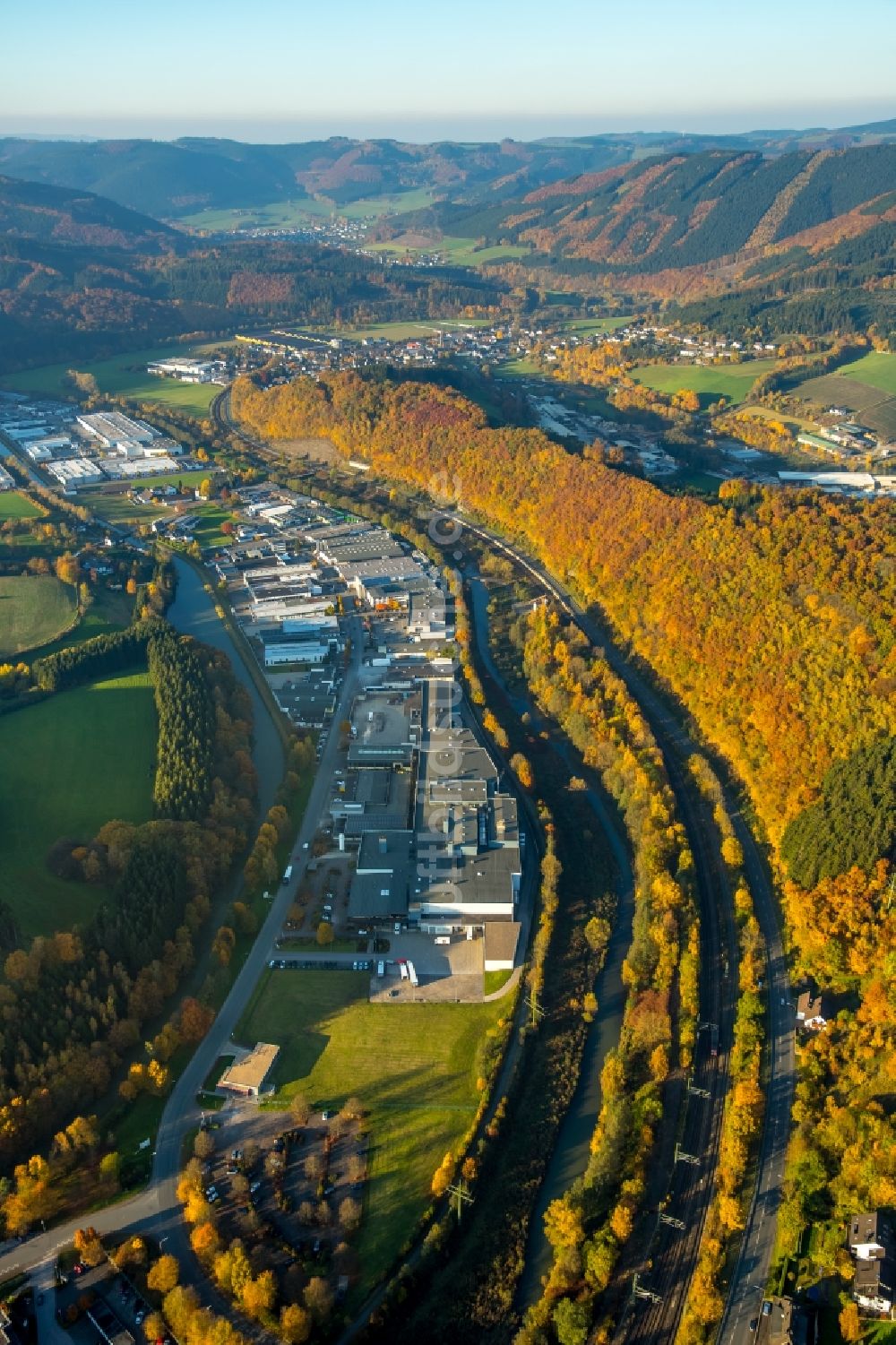 Finnentrop von oben - Gewerbegebiet am Ufer der Lenne in Finnentrop im Bundesland Nordrhein-Westfalen