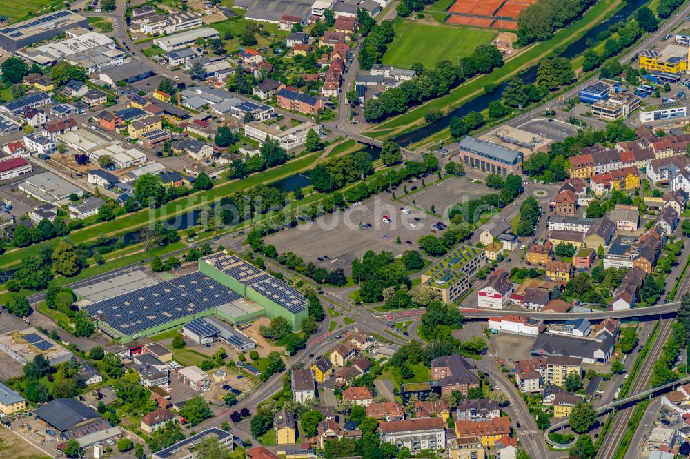 Emmendingen aus der Vogelperspektive: Gewerbegebiet West über dem Elzdamm in Emmendingen im Bundesland Baden-Württemberg, Deutschland