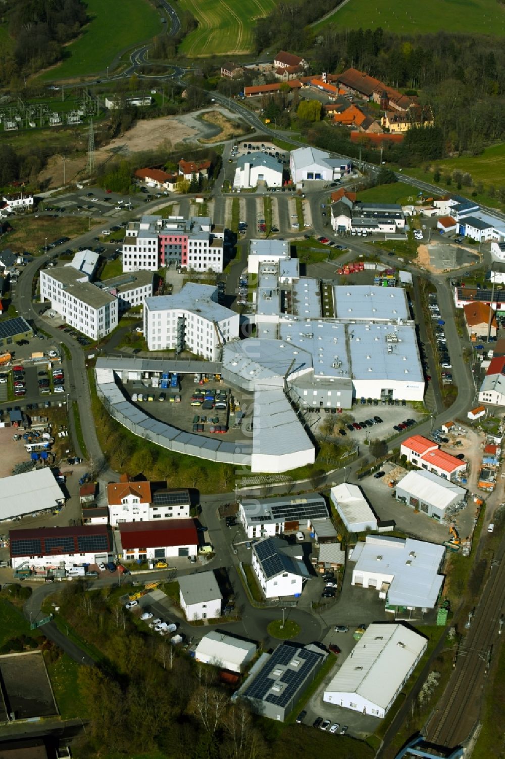 Sailauf von oben - Gewerbegebiet Weyberhöfe mit Blick auf das Gebäude- Ensemble der Magna International (Germany) GmbH und ACTS – Advanced Car Technology Systems GmbH & Co. KG am Kurfürst-Eppstein-Ring im Ortsteil Weiberhof in Sailauf im Bundesland Bayern, Deutschland