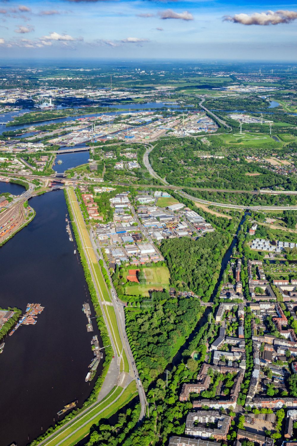 Hamburg aus der Vogelperspektive: Gewerbegebiet in Wilhelmsburg Stenzelring in Hamburg, Deutschland