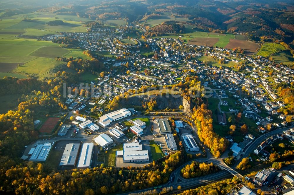 Heggen aus der Vogelperspektive: Gewerbegebiet Zum Elberskamp in Heggen am Ufer des Flusses Bigge im Bundesland Nordrhein-Westfalen