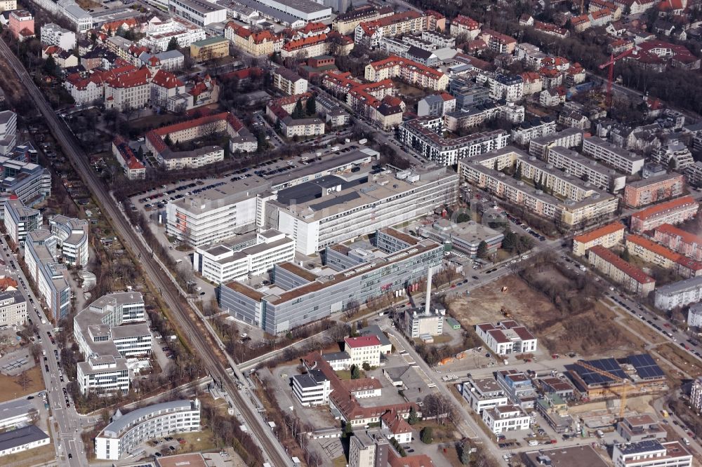 München aus der Vogelperspektive: Gewerbegebäude Ecke Rupert-Mayer-Straße und Tölzer Straße in München Obersendling im Bundesland Bayern