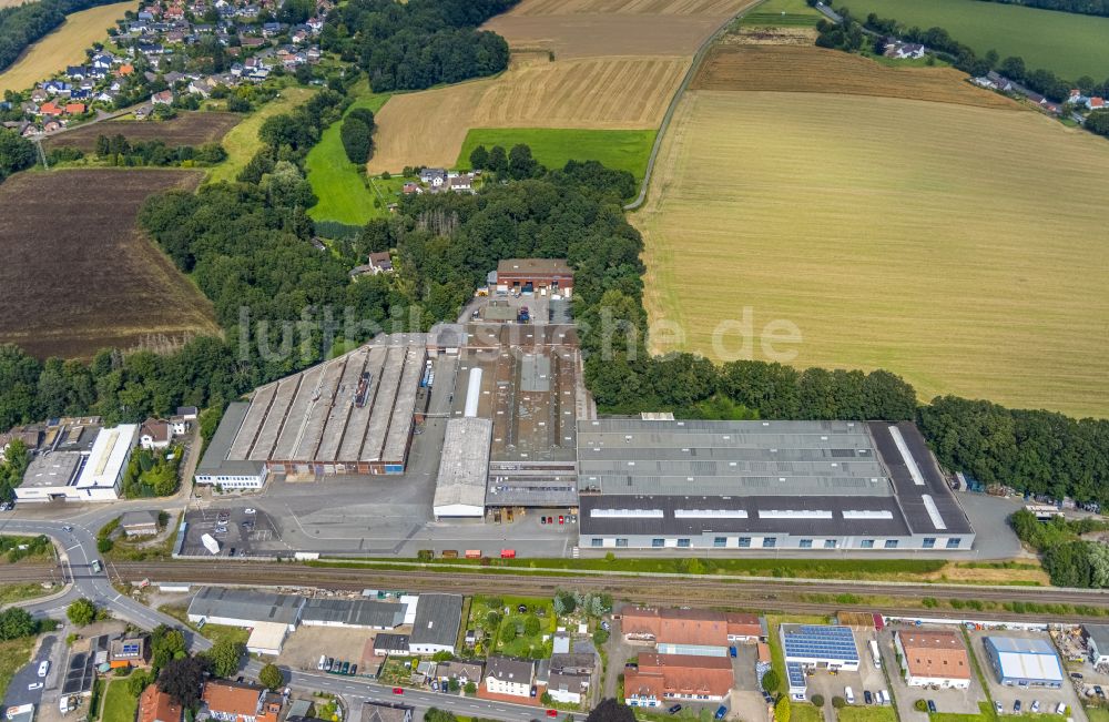 Luftaufnahme Fröndenberg/Ruhr - Gewerbegebäude im Wohngebiet einer Einfamilienhaus- Siedlung mit Blick auf Werksgelände und Produktionsgebäude der CargoFITTT GmbH & Co. KG In der Liethe im Ortsteil Dellwig in Fröndenberg/Ruhr im Bundesland Nordrhein-Westfalen, Deutschland