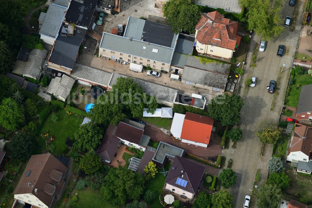 Berlin aus der Vogelperspektive: Gewerbegebäude im Wohngebiet einer Einfamilienhaus- Siedlung entlang des Erich-Baron-Weg im Ortsteil Mahlsdorf in Berlin, Deutschland