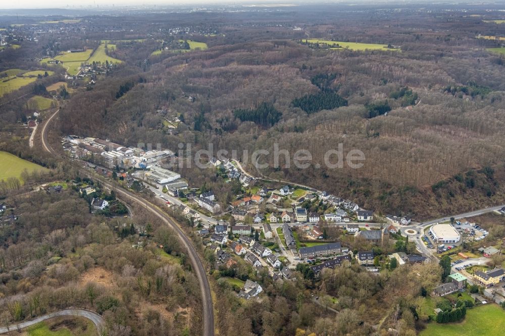 Kettwig von oben - Gewerbegebäude im Wohngebiet einer Einfamilienhaus- Siedlung an der Heiligenhauser Straße in Kettwig im Bundesland Nordrhein-Westfalen, Deutschland