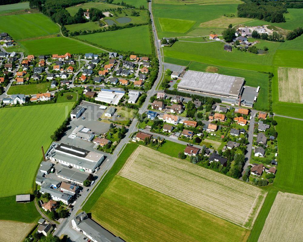 Konradsreuth von oben - Gewerbegebäude im Wohngebiet einer Einfamilienhaus- Siedlung in Konradsreuth im Bundesland Bayern, Deutschland