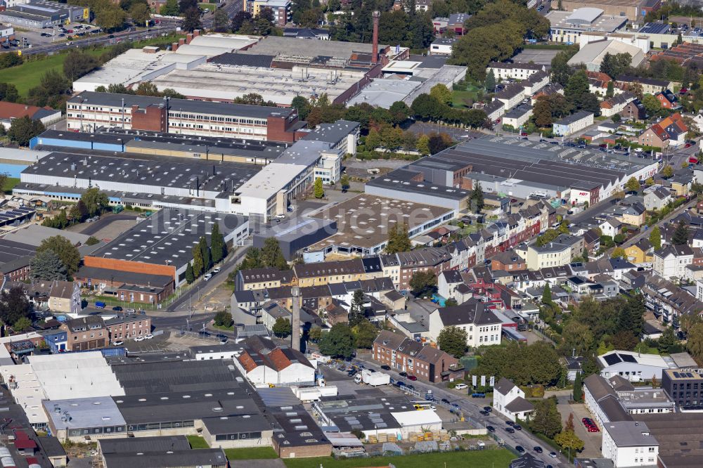 Mönchengladbach aus der Vogelperspektive: Gewerbegebäude im Wohngebiet einer Einfamilienhaus- Siedlung in Mönchengladbach im Bundesland Nordrhein-Westfalen, Deutschland