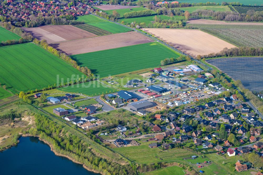 Luftaufnahme Bliedersdorf - Gewerbegebäude im Wohngebiet einer Einfamilienhaus- Siedlung Postmoor in Bliedersdorf im Bundesland Niedersachsen, Deutschland