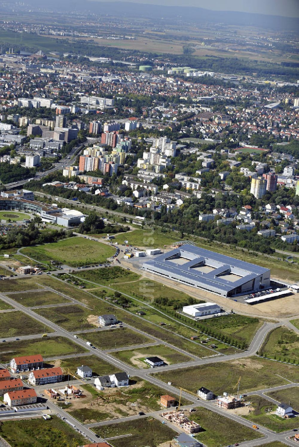 Rüsselsheim von oben - Gewerbepark / Business Park Blauer See Rüsselsheim