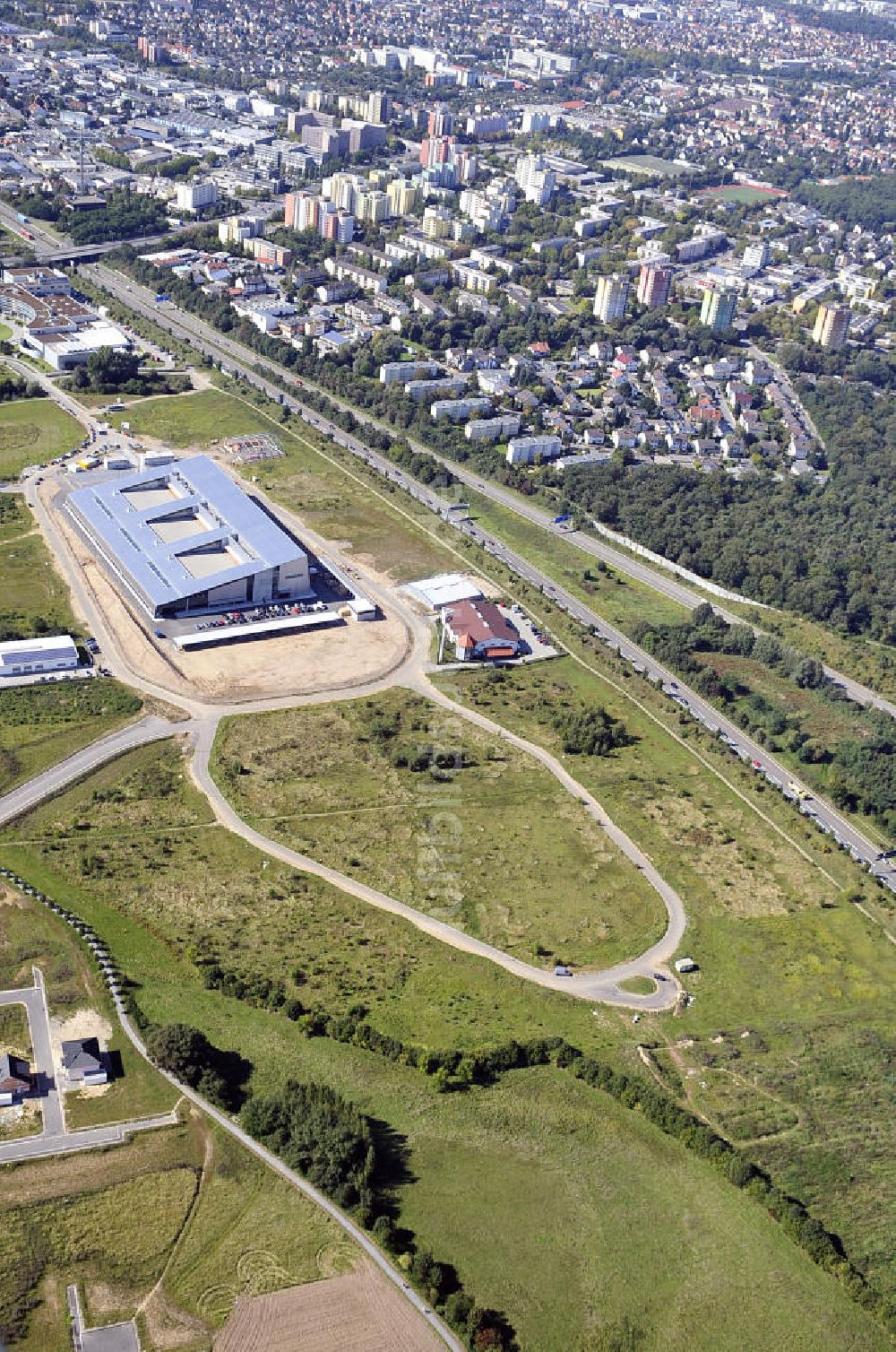 Luftaufnahme Rüsselsheim - Gewerbepark / Business Park Blauer See Rüsselsheim