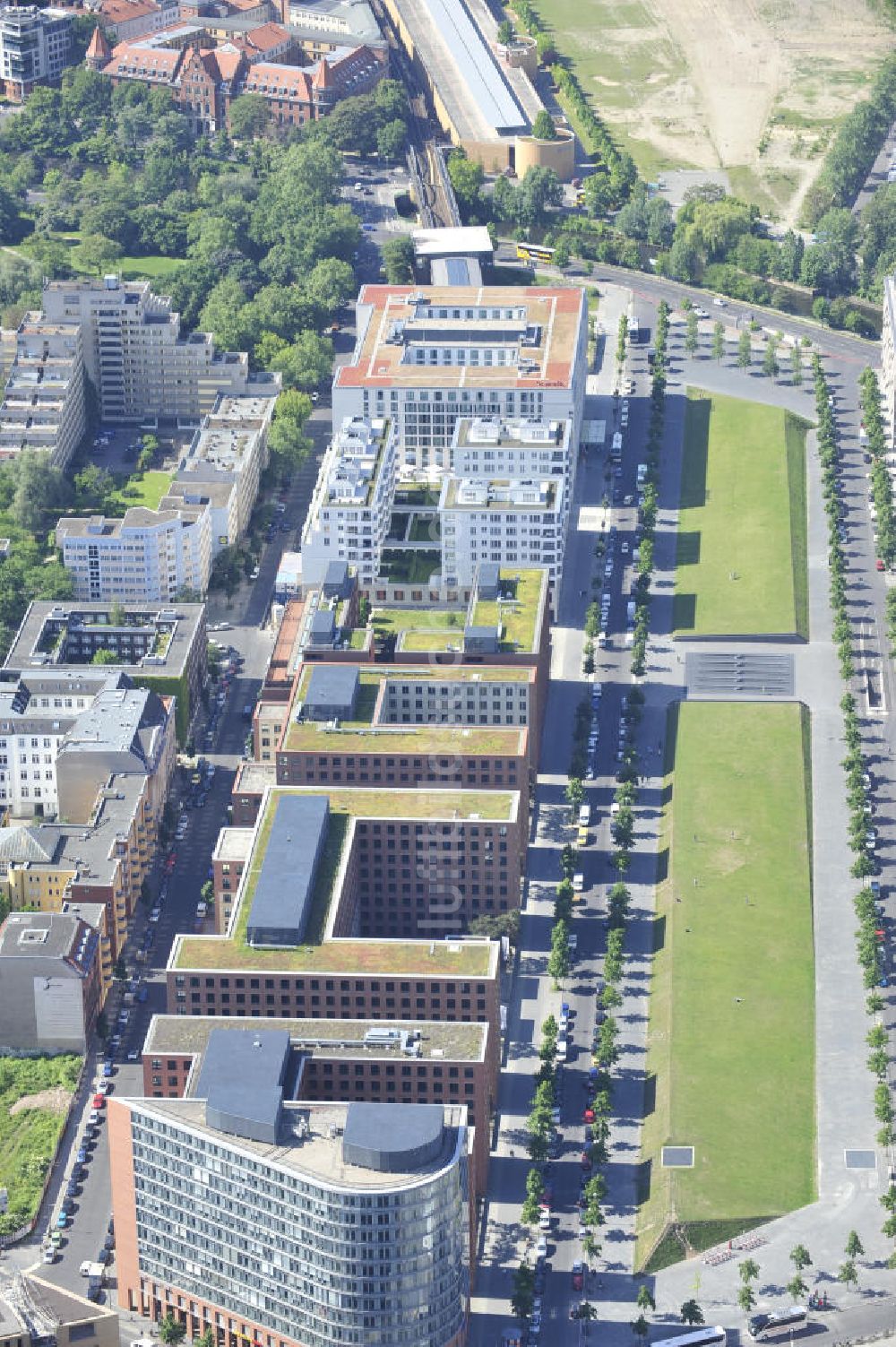 Luftaufnahme Berlin - Gewerberäume der Park-Kolonnaden und der Tilla-Durieux-Park am Potsdamer Platz in Berlin