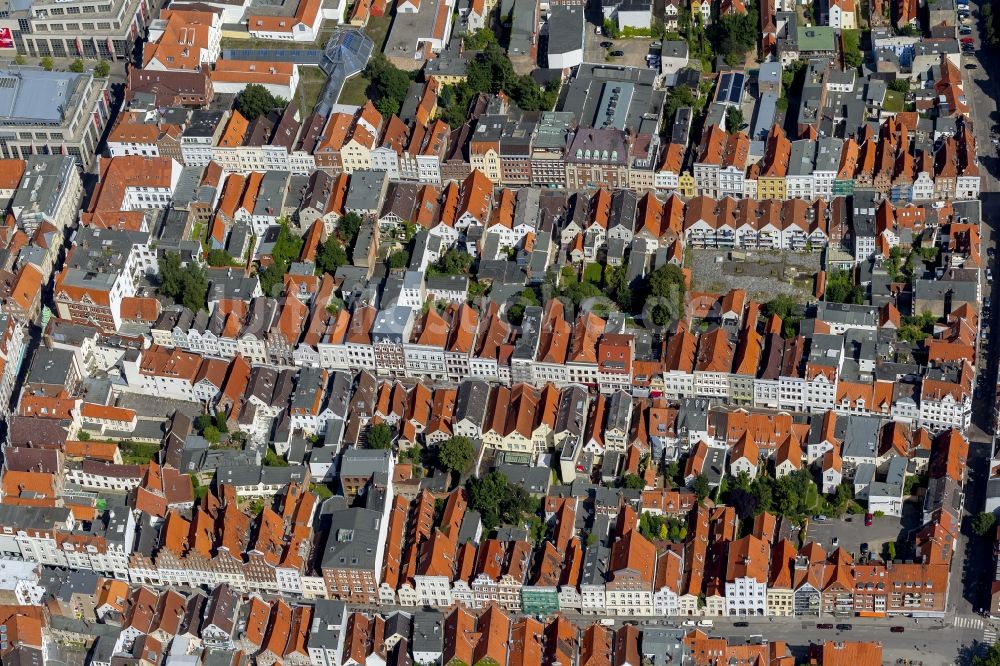 Luftaufnahme Lübeck - Giebelhäuser der Altstadt im Zentrum von Lübeck im Bundesland Schleswig-Holstein